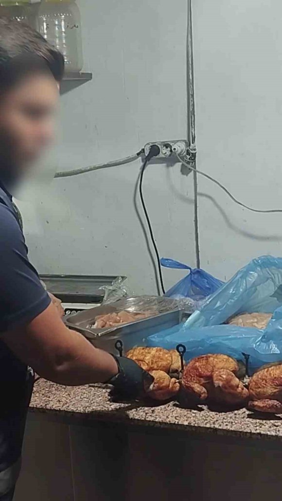 MİDE BULANDIRAN GÖRÜNTÜLERİN ORTAYA ÇIKTIĞI RESTORANDA VATANDAŞLARA YEDİRİLMEYE HAZIRLANAN BOZUK TAVUK ELE GEÇİRİLDİ