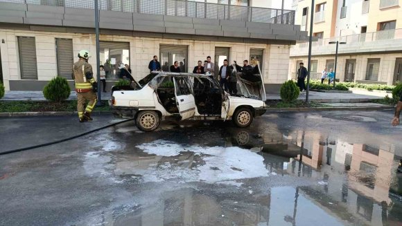 KAHRAMANMARAŞ’TA HAREKETLİ DAKİKALAR: SEYİR HALİNDEKİ OTOMOBİL ALEV ALEV YANDI