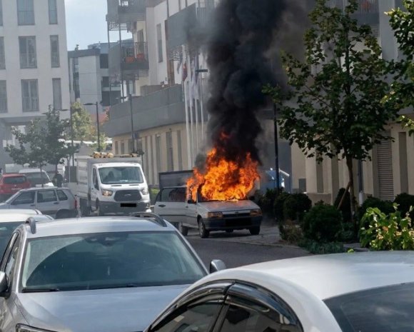 KAHRAMANMARAŞ’TA HAREKETLİ DAKİKALAR: SEYİR HALİNDEKİ OTOMOBİL ALEV ALEV YANDI