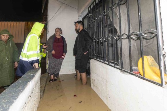 BAŞKAN VEKİLİ GENÇ, AŞIRI YAĞIŞTAN ETKİLENEN MAHALLELERDE İNCELEMELERDE BULUNDU