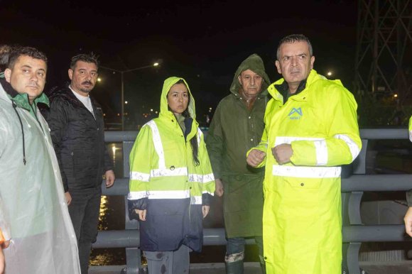 BAŞKAN VEKİLİ GENÇ, AŞIRI YAĞIŞTAN ETKİLENEN MAHALLELERDE İNCELEMELERDE BULUNDU