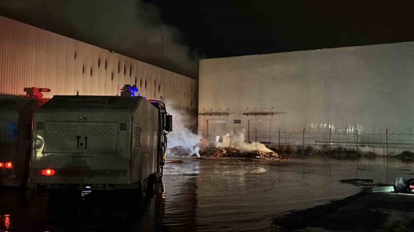 MERSİN’DE ANTREPODA ÇIKAN YANGIN KONTROL ALTINA ALINDI