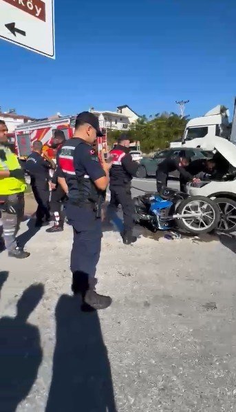 OTOMOBİL JANDARMA MOTOSİKLETİNE ÇARPTI, UZMAN ÇAVUŞ YARALANDI