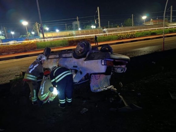 İSKENDERUN’DA OTOMOBİL TAKLA ATTI: 3 YARALI