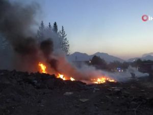 Antalya’da atık malzeme yangını korkuttu