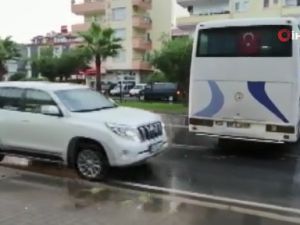 Alanya’da yağış kazalara neden oldu