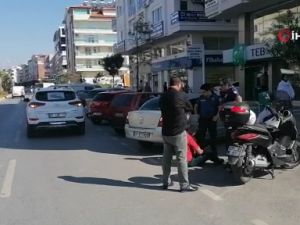 Motosiklet sürücüsü kaskı sayesinde kazadan yaralı kurtuldu