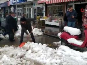 Korkuteli ilçesinde kar kalınlığı 25 santime ulaştı, elektrikler kesildi