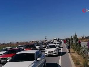 Yarış güzergahında kapanan yol sebebiyle 1 saat bekleyen araçlar uzun kuyruklar oluşturdu