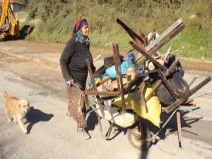 Nazmiye nine, hacca gitmek için hurda topluyor