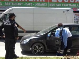 Sağlık ekipleri bayılan sürücüye önce maske taktı, sonra müdahale etti