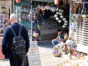 Kaleiçi'nde 30 esnaf kepenk kapattı, 25 işyeri el değiştirdi