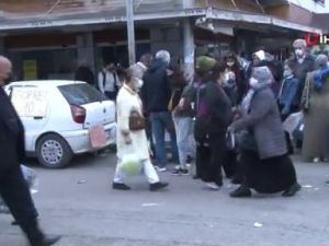 Kırmızı renkli Antalya'da pazar yoğunluğu