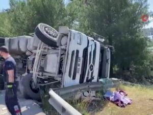 Antalya’da çimento yüklü tır yan yattı: 1 yaralı