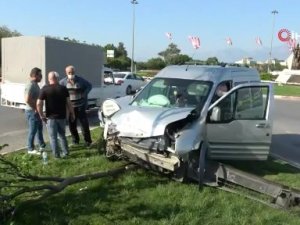 Çarpışan otomobillerin hava yastıkları hayatta tuttu