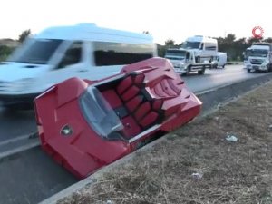 Çekicisinden fırlayan deniz otomobili karayolunu birbirine kattı