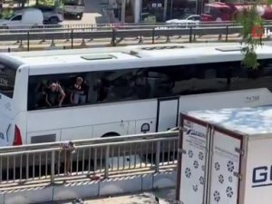 Kaza yapan otobüsün kapıları açılmayınca, turistler camları kırıp otobüsten atladı