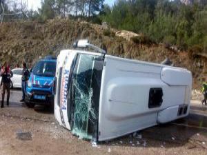 Yolcu midibüsü devrildi: 10 yaralı