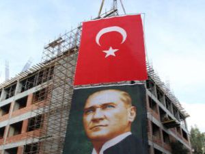 İnşaat işçileri Mustafa Kemal Atatürk'ü saygıyla andı