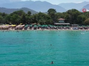 Kemer'de Ekim ayı ortasında sahilde turist yoğunluğu