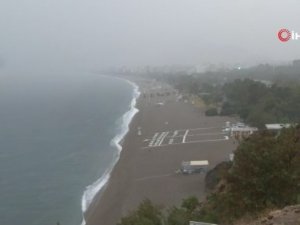 Antalya'da şiddetli yağış etkili oluyor