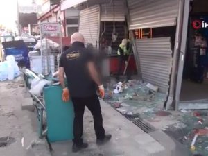 Kazaya yardım için dükkanı kilitleyip çıktı, saniyeler sonra marketine otomobil girdi