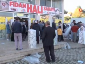 Antalya'da ucuz halı izdihamı