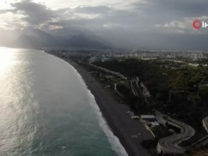 Antalya’nın dünyaca ünlü sahilinde kartpostallık görüntü