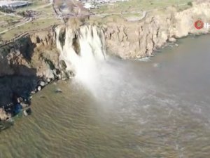 Dünyaca ünlü şelale fırtına sonrası adeta çamur çağladı, görenler fotoğraf yarışına girdi