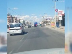 Şoföre kızan patenli gençler, halk otobüsünün camını patlattı