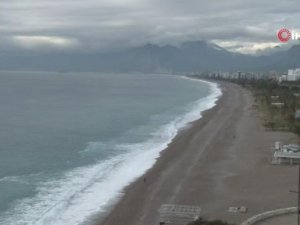 Sabah lapa lapa kar yağdı, öğle güneşi gören deniz ve dalga keyfi yaptı