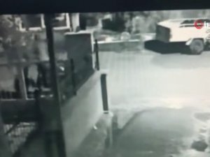 Suç makinesi hırsızlar, polis aracına çarpınca yakayı ele verdi