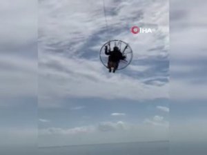 Paramotor yere çakıldı, sahilde oturan aile çocukları ile son and