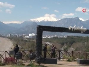 Antalya’da kar manzarası eşliğinde deniz ve güneş keyfi