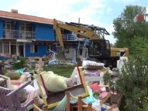 Otel belediye tarafından yıkıldı