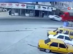 Otomobil karşı şeride geçerek tır ile çarpıştı: 1 ölü,1 yaralı