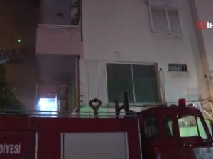 Berber dükkanındaki yangın apartman sakinlerini sokağa döktü