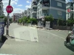 Motosiklet sürücüsü genç kız metrelerce sürüklenip düştü
