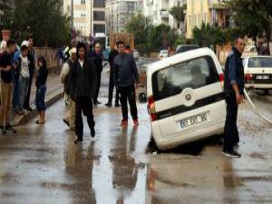 Antalya’da yol çöktü: 2 araç mahsur kaldı