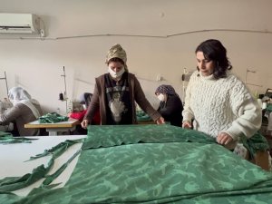 Silopi’de kadınlar depremzedeler için kıyafet dikiyor