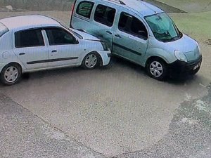 Otomobilin yan yattığı kaza anı kameraya yansıdı