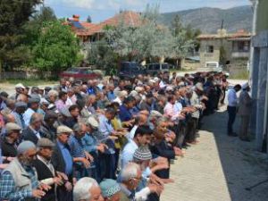 Çiftçiler Korkuteli’nde yağmur duasına çıktı