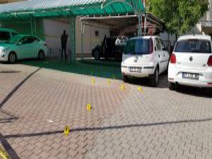 Antalya'da park halindeki lüks otomobile silahlı saldırı