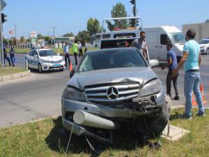 Antalya'da hasta taşıyan ambulans otomobille çarpıştı: 2 yaralı