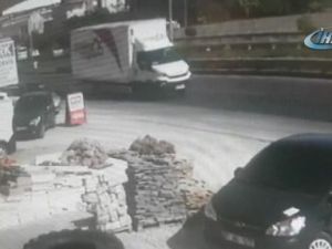 Motosiklet yayaya çarptı: 1’i ağır 3 yaralı