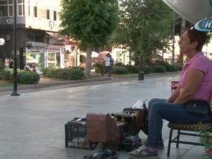 "Kadından boyacı mı olur" diyenlere inat ayakkabı boyacılığı yapıyor