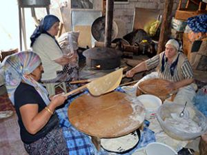 Aksekili kadınların imece usulü ‘kış mesaisi’