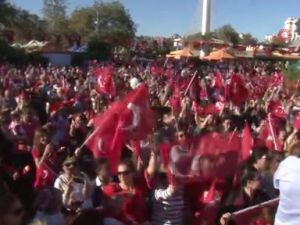 Binlerce kadın aynı anda İstiklal Marşı ve Andımız'ı okudu