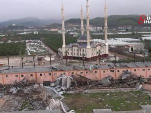 Kumluca'da hortum taş üstünde taş bırakmadı