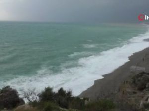 Antalya'da dev dalgalar görsel şölen oluşturdu